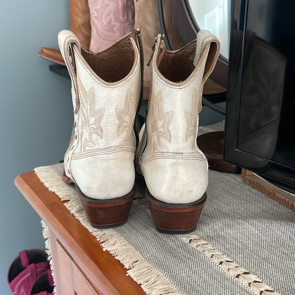 Corral white boots! Size 7.5 Golden brown stitching Summer concert boot! - Picture 3 of 4